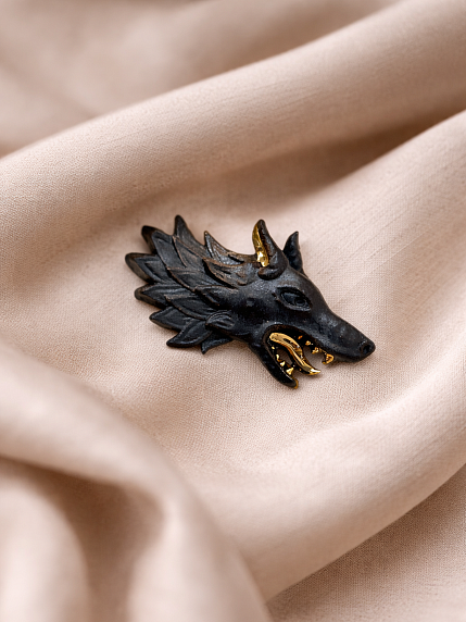 Брошь ручной работы Bulygin «Волк», фарфор, чёрно-золотистая, фото 2.