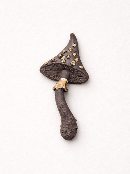 Брошь ручной работы Фарфор Булыгина «Мухомор», чёрно-золотистая, фото 2.