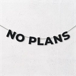 Гирлянда из чёрных букв «No plans»