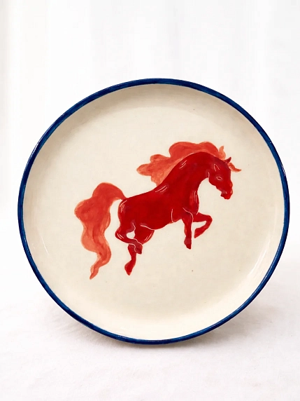 Тарелка ручной работы Йеллоускуп «Скачущая лошадь», керамика, фото 1.
