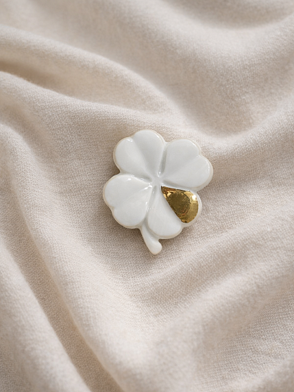Брошь ручной работы Bulygin «Клевер», фарфор, бело-золотистая, фото 6.