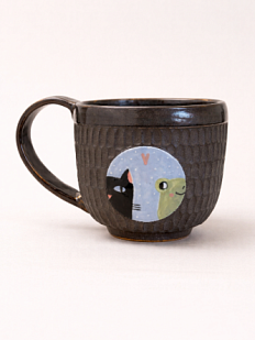 Кружка ручной работы Коврижка «Лягушка и кот», керамика, серо-коричневая