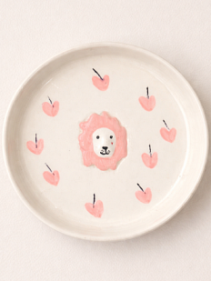Тарелка ручной работы Мария Гордеева с фигуркой Лев c розовыми сердечками, белая, полуфарфор, 13 см