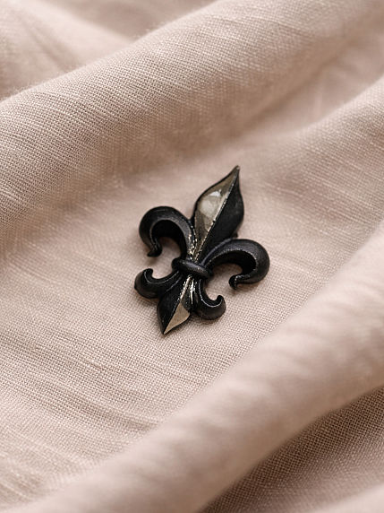 Брошь ручной работы Bulygin «Геральдическая лилия», фарфор, чёрно-серебристая, фото 2.