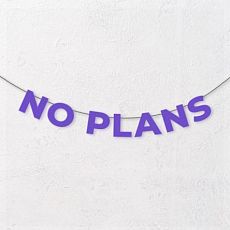Гирлянда из фиолетовых букв «No plans»