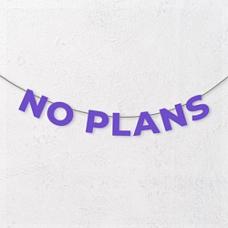 Гирлянда из фиолетовых букв «No plans»