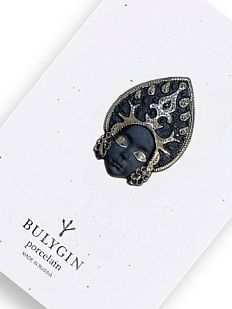 Брошь ручной работы Bulygin «Кокошник», фарфор, чёрно-серебристая