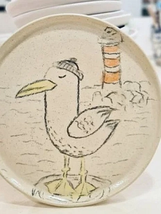 Тарелка «Чайка около маяка с чёрной шапочкой»