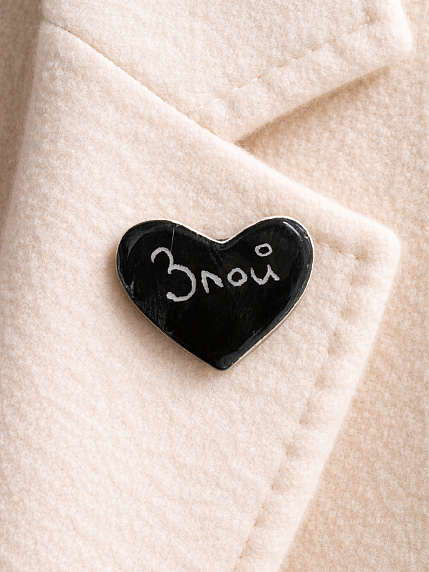 Брошь ручной работы Elizabeth Madar сердечко «Злой», чёрный, керамика, фото 2.