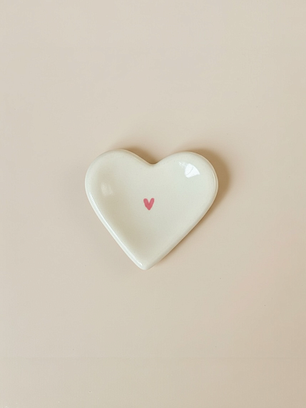 Блюдце ручной работы Августа в виде сердечка с рисунком, бежевое, керамика, 6 см, фото 1.