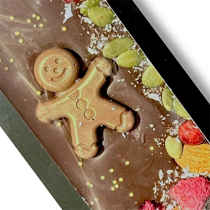 Тёмный шоколад "Пряничный человек" с малиной, миндалём и брусникой, 45 г, фото 2.