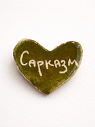 Брошь ручной работы сердечко «Сарказм», хаки, керамика, превью фото 1