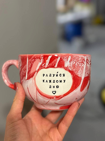 Кружка ручной работы Тата вытворяет/NF ceramics «Радуйся каждому дню», красная, керамика, 600 мл, фото 1.