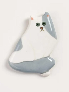 Брошь ручной работы Екатерина Юдо «Бело-серый кот», керамика