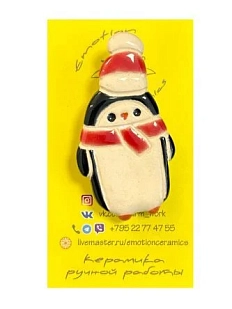 Брошь ручной работы «Пингвин в красном шарфе», керамика, чёрно-белая
