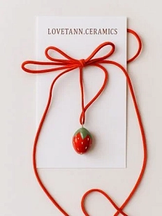Чокер ручной работы Ловетанн керамика «Клубника» на красной ленточке, полуфарфор