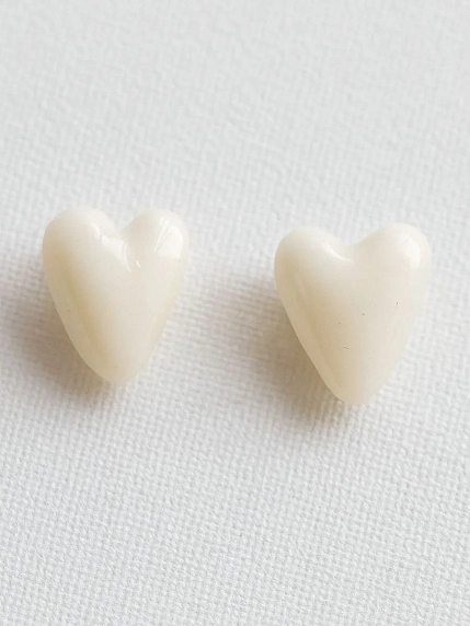 Серёжки-гвоздики Радость Рядом Сердечки, полимерная глина, белые, фото 1.