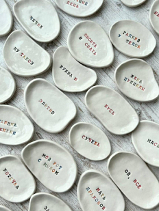 Блюдце ручной работы с надписью «Причиняю любовь», керамика