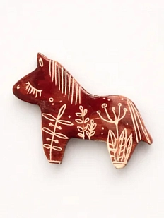 Брошь ручной работы Elizabeth Madar Лошадка и травы, бордовая, керамика