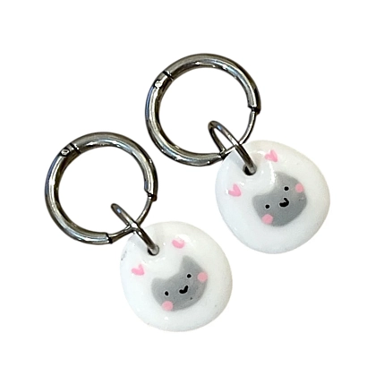 Серьги-конго Радость Рядом с овальной подвеской «Котик с сердечками», полимерная глина, белые, фото 2.