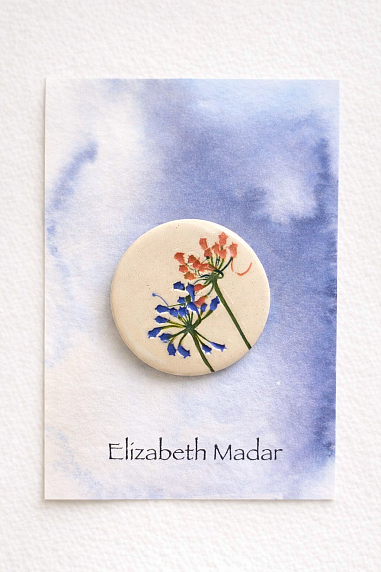 Брошь ручной работы Elizabeth Madar Оттиск трав, сине-розовая, керамика, фото 1.