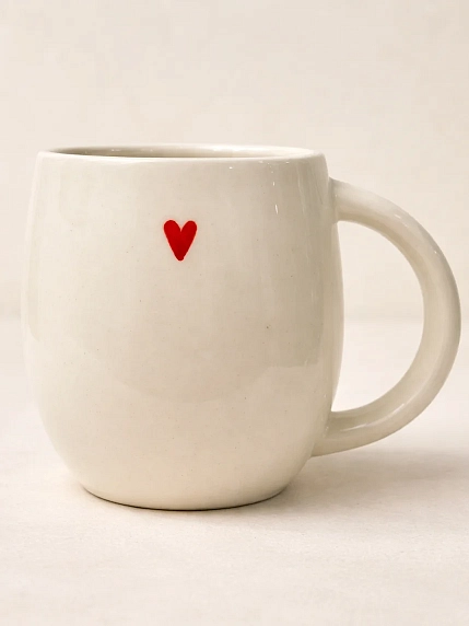 Кружка ручной работы НАДО ЖЕ с подвеской сердечком и росписью «Девочка и собачка в горах», белая, керамика, 300 мл, фото 3.