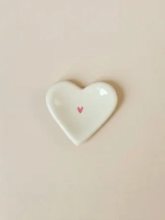 Блюдце ручной работы Августа в виде сердечка с рисунком, бежевое, керамика, 6 см