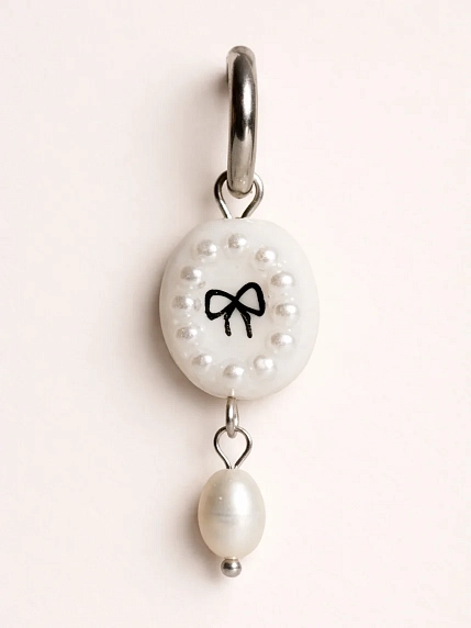 Моносерьга овальная ПетПоллиПокет «Бантик» с жемчугом, полимерная глина, фото 1.