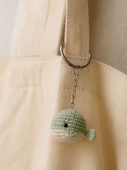 Вязаный брелок, обвес на сумку, «Кит», серо-зеленый, 4 см, фото 2.