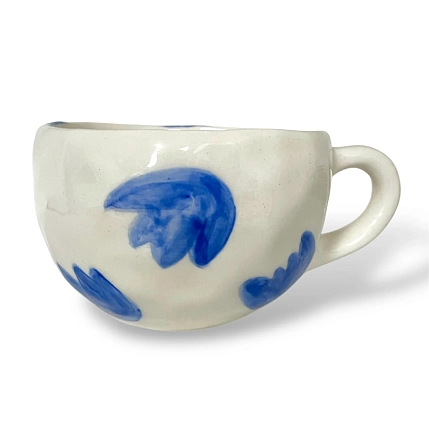 Кружка ручной работы Керамика Дарьи Карпиной «Синие тюльпаны», белая, 350 мл, фото 1.