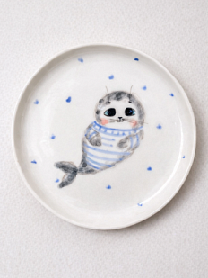 Тарелка ручной работы с бортиком Тюлень, белая, фарфор, 13 см