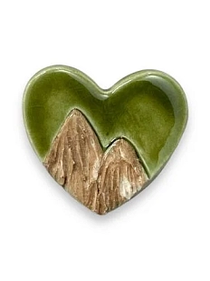 Брошь ручной работы КерамЕлКа «Горы в сердце», зелёная, звёздочки, керамика