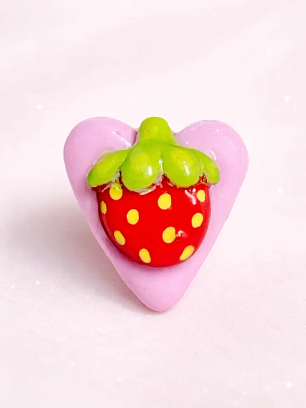 Кольцо ручной работы Радость Рядом Сердце с красной клубничкой, полимерная глина, незамкнутое, фото 2.