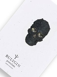 Брошь ручной работы Bulygin «Череп» малый, фарфор, чёрно-серебристая