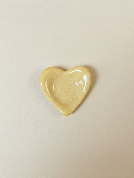 Блюдце ручной работы Августа в виде сердечка, жёлтое, керамика, 6 см, фото 1.