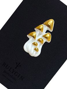 Брошь ручной работы Bulygin «Грибы», фарфор, бело-золотистая
