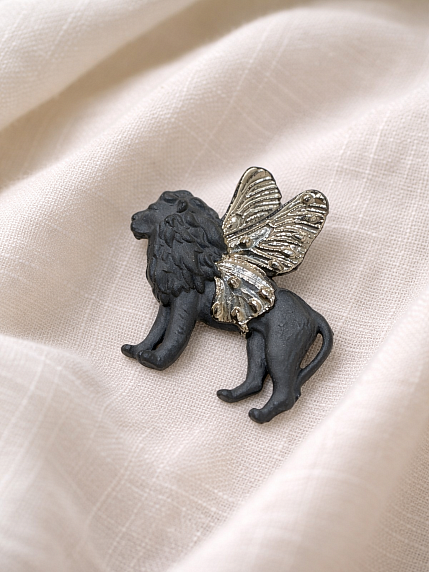Брошь ручной работы Bulygin «Лев», фарфор, чёрно-серебристая, фото 2.