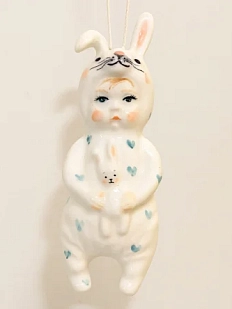 Ёлочная игрушка Ким керамика «Малыш в костюме зайчика», 12 см, фарфор