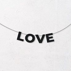Гирлянда из чёрных букв «Love»