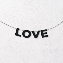 Гирлянда из чёрных букв «Love»