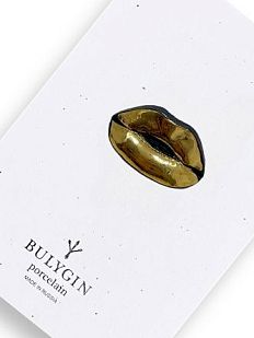 Брошь ручной работы Bulygin «Губы», фарфор, чёрно-золотистая