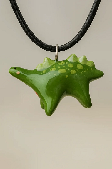 Подвеска ручной работы Боттери керамика с динозавром «‎Стегозавр»‎, тёмно-зелёный, керамика, фото 1.