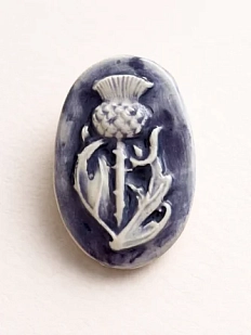 Брошь ручной работы Elizabeth Madar Чертополох, овальная, белая, керамика
