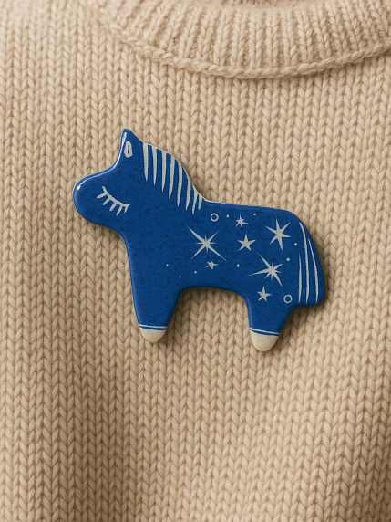 Брошь ручной работы Лошадка со звёздами, синяя, керамика, фото 2.