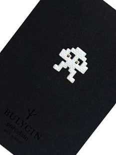 Брошь ручной работы Фарфор Булыгина «Захватчик» малая, белая