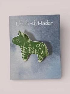 Брошь ручной работы Elizabeth Madar Лошадка и травы, зеленая, керамика
