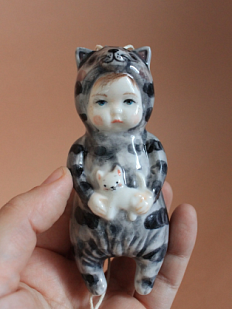 Ёлочная игрушка из фарфора «Малыш в костюме котика», 10 см