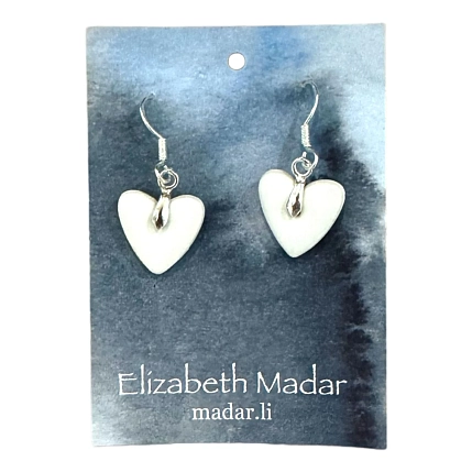 Серьги Elizabeth Madar в форме сердечек с серебряной фурнитурой, керамика, белые, фото 1.