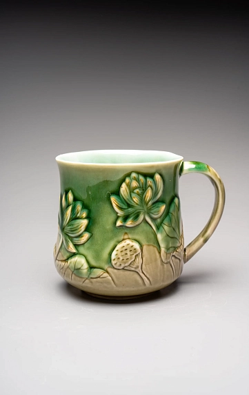 Кружка ручной работы Керамика Александры Пылиной «Лотос и карп», оливковая, фарфор, 430 мл, фото 1.