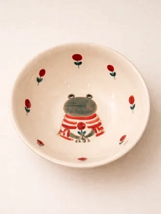Тарелка глубокая ручной работы Ким керамика Лягушка в полосатом свитере с клюквой, белая, фарфор, 12 см